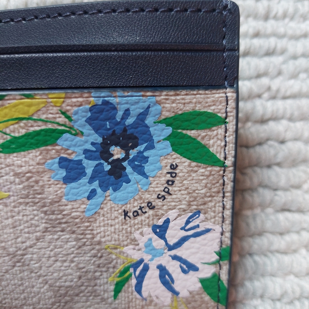 Kate Spade Lucy Wristlet & Floral Card Holder - Picture 9 of 16